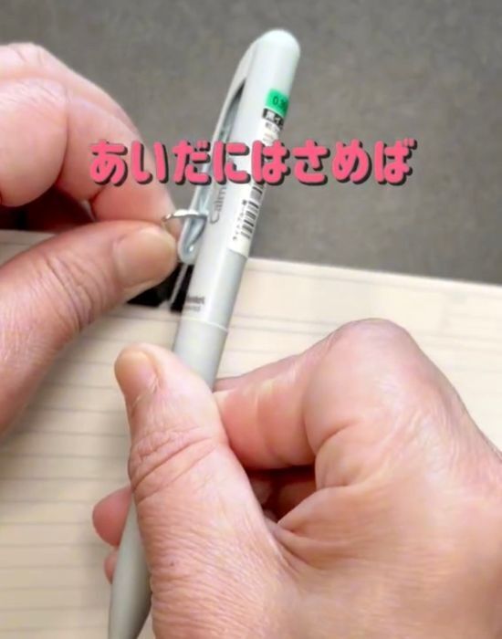 紙を留めるだけじゃない！　ダブルクリップ活用術に「これは真似したい」「驚いた」