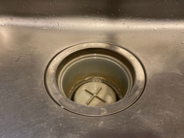 排水口にお湯を流すだけ？　企業の対策に「ズボラでもできる」「助かった」