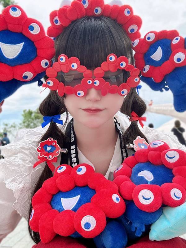 「笑った」「これは三度見する」　万博に来た女性の『格好』を見ると…？