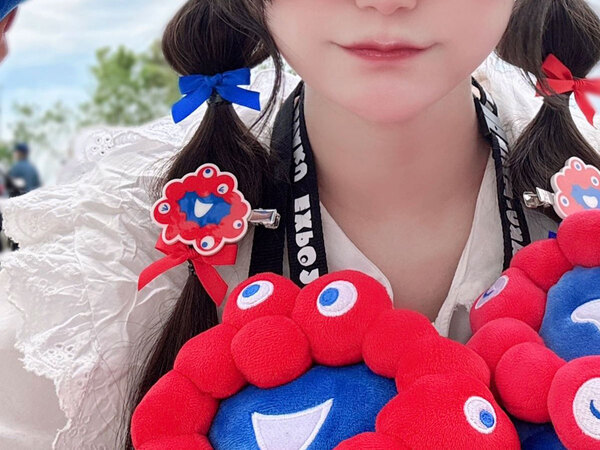 「笑った」「これは三度見する」　万博に来た女性の『格好』を見ると…？