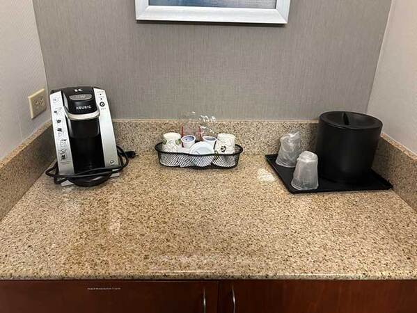 「この画像のどこかに指輪があります」　諦める人が続出した１枚に「これは無理だわ」