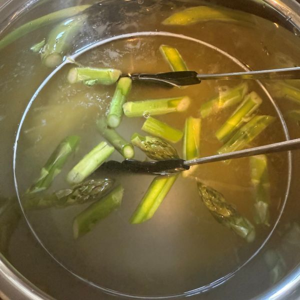 こするだけでつるんとむけた！　トマトの皮むきに「簡単すぎ」「明日すぐやる」