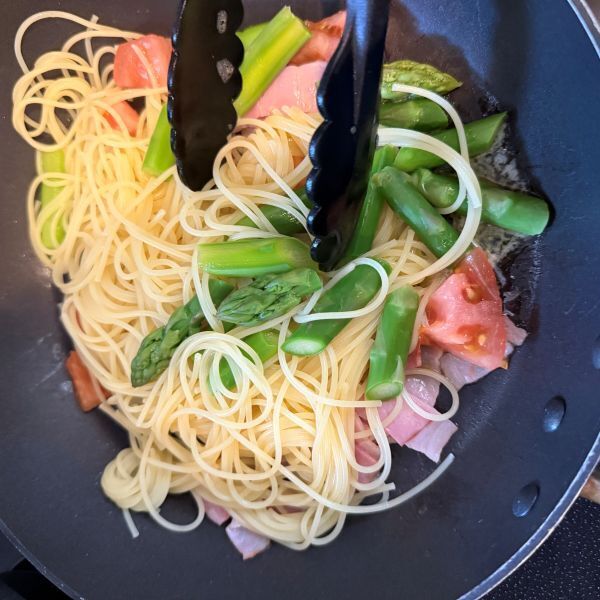 こするだけでつるんとむけた！　トマトの皮むきに「簡単すぎ」「明日すぐやる」