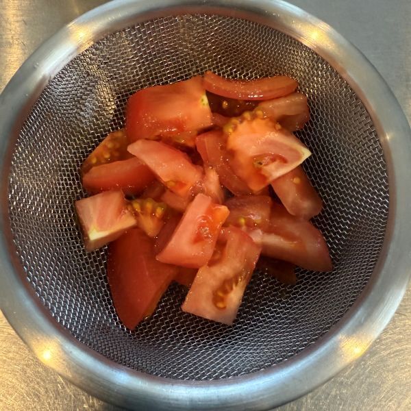 こするだけでつるんとむけた！　トマトの皮むきに「簡単すぎ」「明日すぐやる」