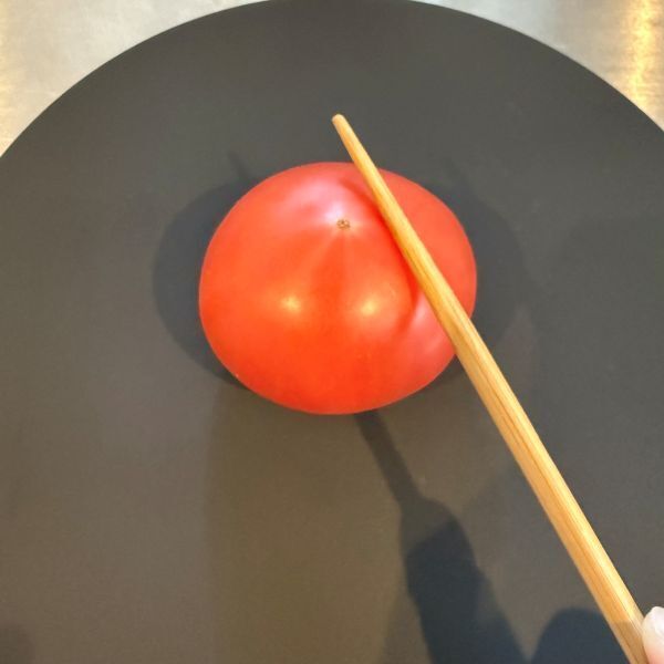 こするだけでつるんとむけた！　トマトの皮むきに「簡単すぎ」「明日すぐやる」