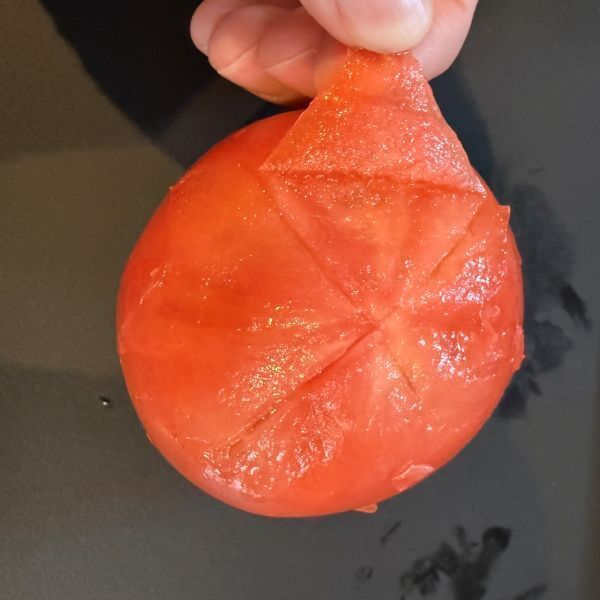こするだけでつるんとむけた！　トマトの皮むきに「簡単すぎ」「明日すぐやる」