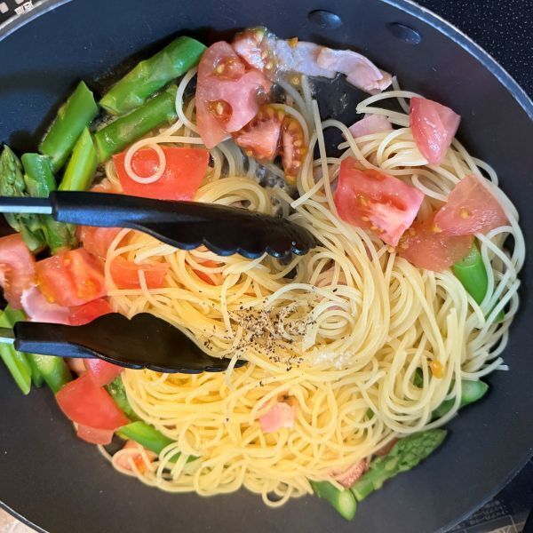 こするだけでつるんとむけた！　トマトの皮むきに「簡単すぎ」「明日すぐやる」