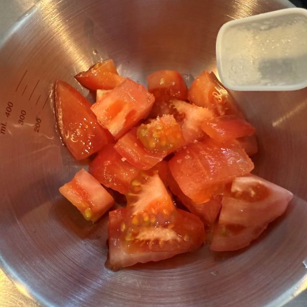 こするだけでつるんとむけた！　トマトの皮むきに「簡単すぎ」「明日すぐやる」