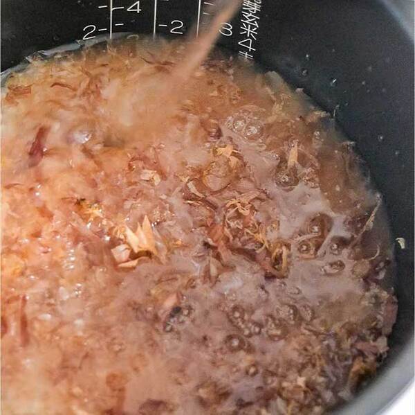 かつお節をファサッとかけて…　材料２つの『炊き込みご飯』がお弁当にピッタリ