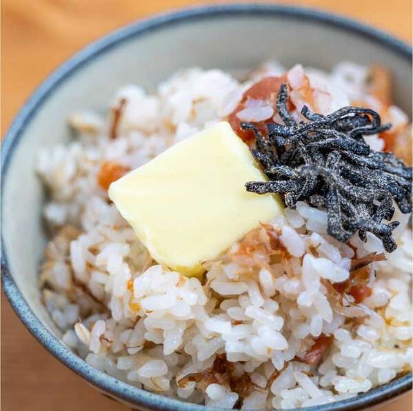 かつお節をファサッとかけて…　材料２つの『炊き込みご飯』がお弁当にピッタリ