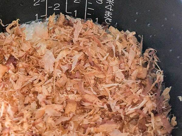 かつお節をファサッとかけて…　材料２つの『炊き込みご飯』がお弁当にピッタリ