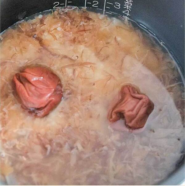 かつお節をファサッとかけて…　材料２つの『炊き込みご飯』がお弁当にピッタリ