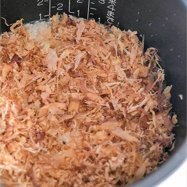 かつお節をファサッとかけて…　材料２つの『炊き込みご飯』がお弁当にピッタリ