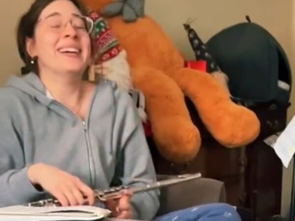 「コメディのタイミングだ」「爆笑した」　女性がフルートを吹き始めると？