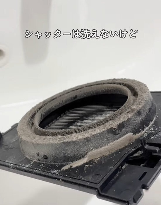 掃除しないと機能が低下？　換気扇の中に『まさかの汚れ』