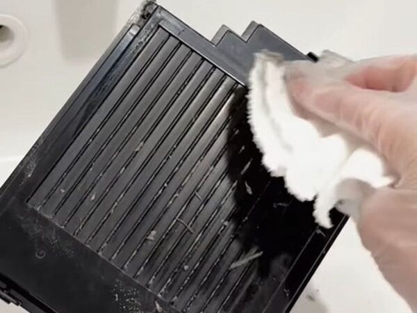 掃除しないと機能が低下？　換気扇の中に『まさかの汚れ』