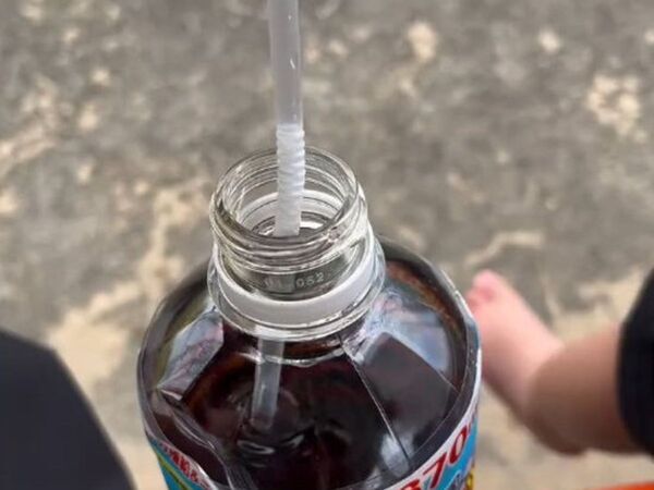 ストローが沈まない裏技　差し込み方に「なるほど」「これは助かる」