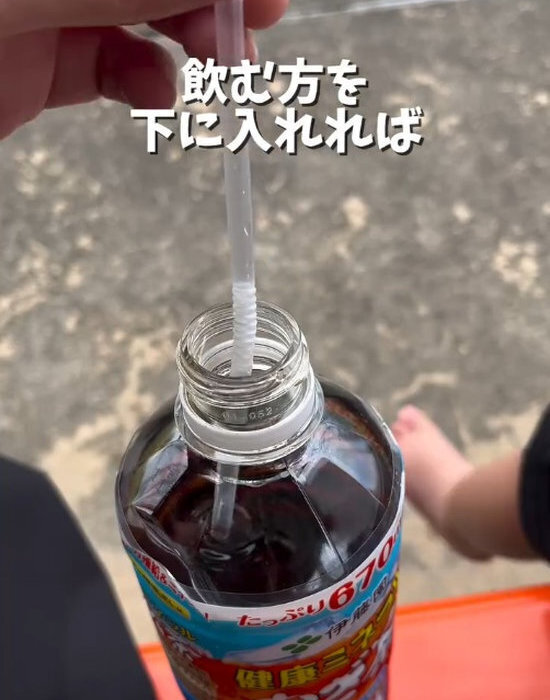 ストローが沈まない裏技　差し込み方に「なるほど」「これは助かる」