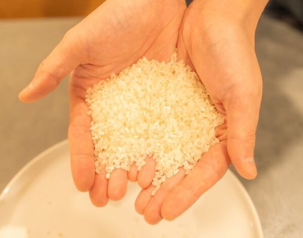 お米が酸っぱい？　変色と臭いの正体に「ゾッとした」「知らなかった」