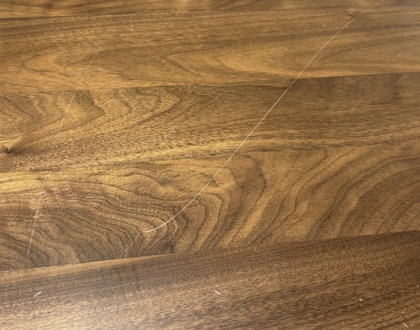 クルミをこするだけ？　家具の小傷が「目立たなくなった」「これは便利」