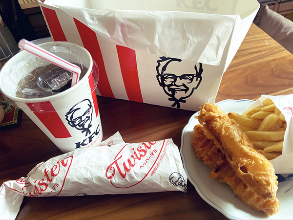 ケンタッキーを食べようとした女性　現れた野次馬が？「近いって！」「圧が強すぎる」