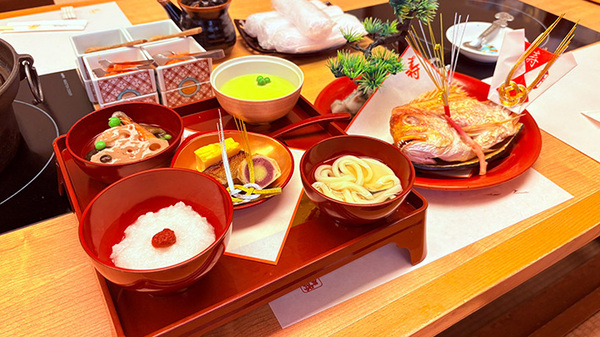 １歳児が誕生日に…　机の上の光景に「これを胃袋におさめるのか」「目を疑った」