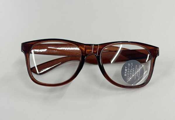 １００均のサングラスが、超優秀！　外に出ると…色が変わった！？