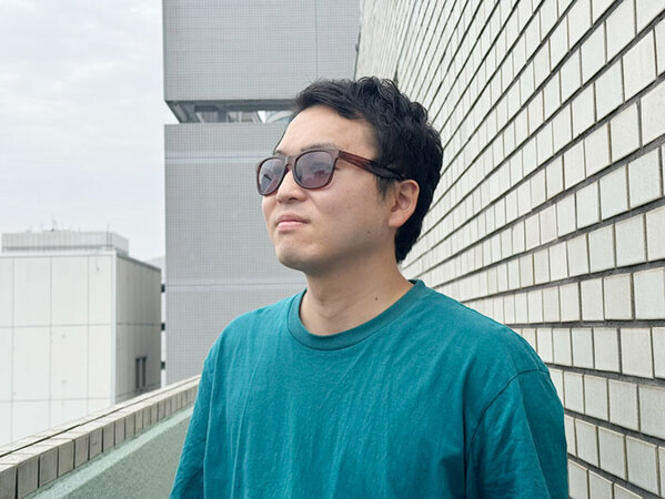 １００均のサングラスが、超優秀！　外に出ると…色が変わった！？