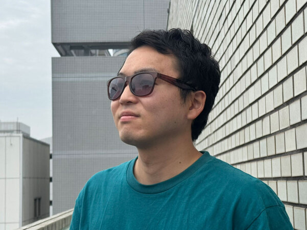 １００均のサングラスが、超優秀！　外に出ると…色が変わった！？