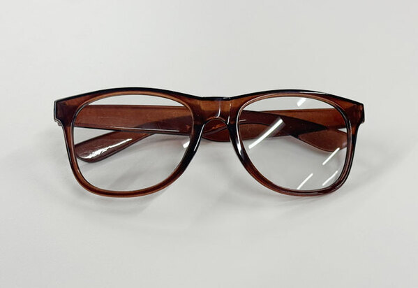 １００均のサングラスが、超優秀！　外に出ると…色が変わった！？