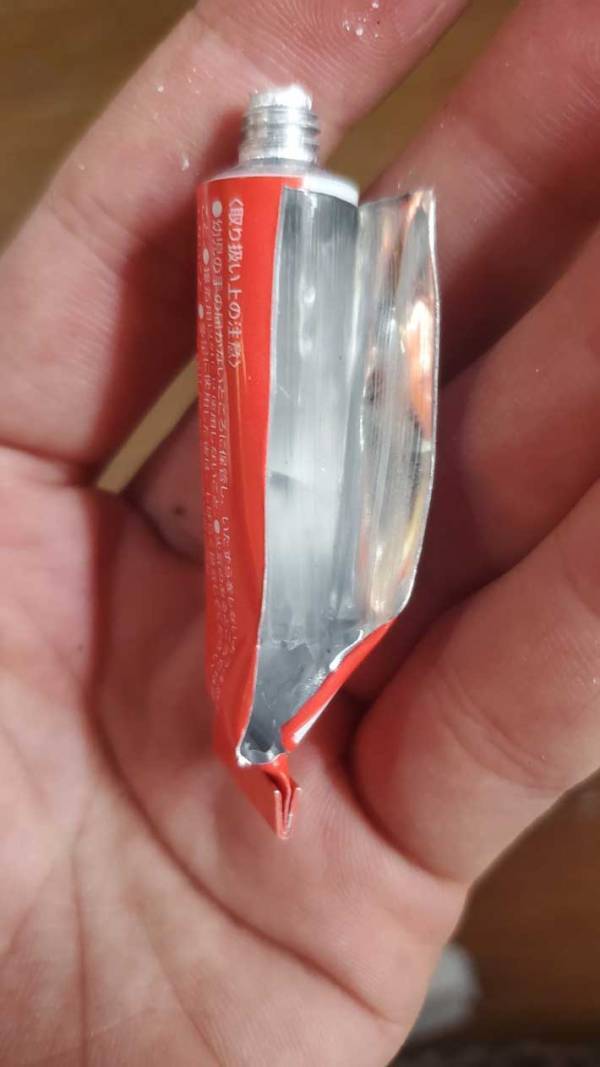 新品なのに、中身が出てこない接着剤　パッケージを切り開くと？「記念に飾りたい逸品」