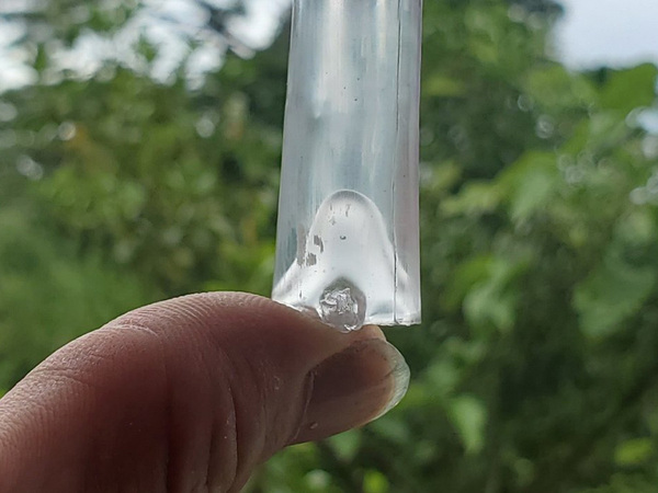 新品なのに、中身が出てこない接着剤　パッケージを切り開くと？「記念に飾りたい逸品」