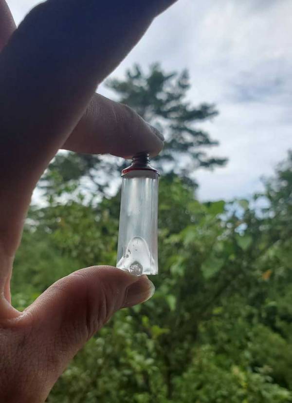 新品なのに、中身が出てこない接着剤　パッケージを切り開くと？「記念に飾りたい逸品」