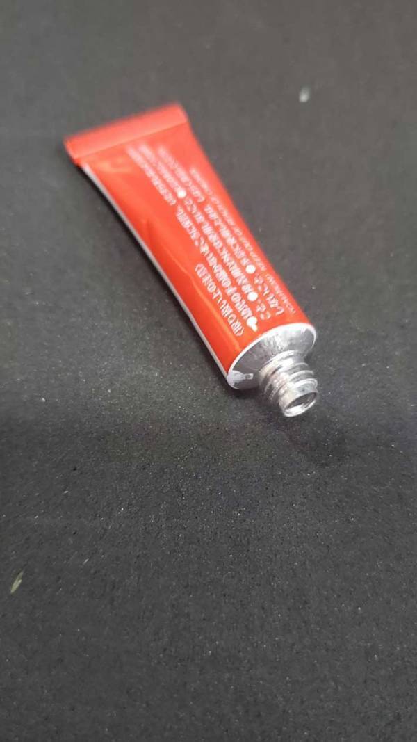 新品なのに、中身が出てこない接着剤　パッケージを切り開くと？「記念に飾りたい逸品」