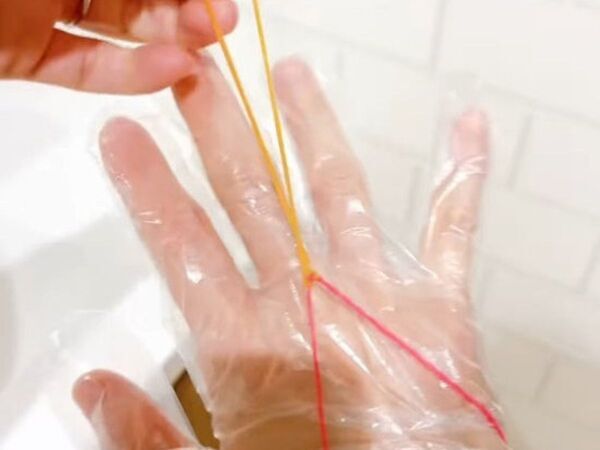 輪ゴム２本でビニール手袋が密着　手間ゼロに「ストレス激減」「助かった」
