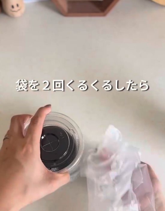 飲み物が袋の中で倒れない裏技　買い物帰りに「便利すぎ！」