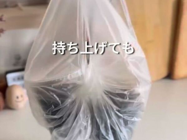 飲み物が袋の中で倒れない裏技　買い物帰りに「便利すぎ！」