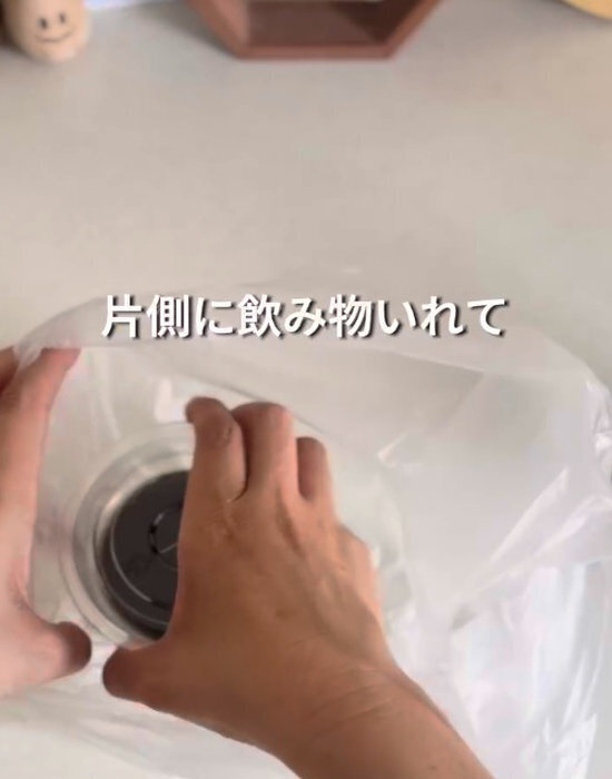 飲み物が袋の中で倒れない裏技　買い物帰りに「便利すぎ！」