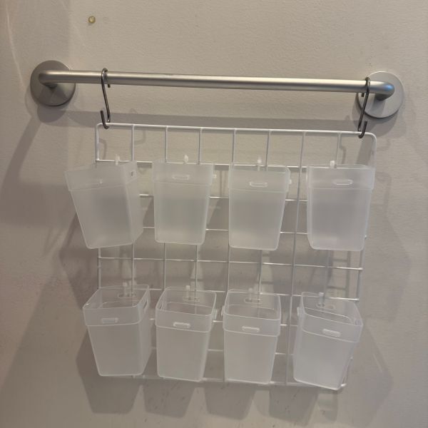 玄関・洗面所・キッチンも！　小物収納テクに「こんな方法あったか」「便利すぎ」