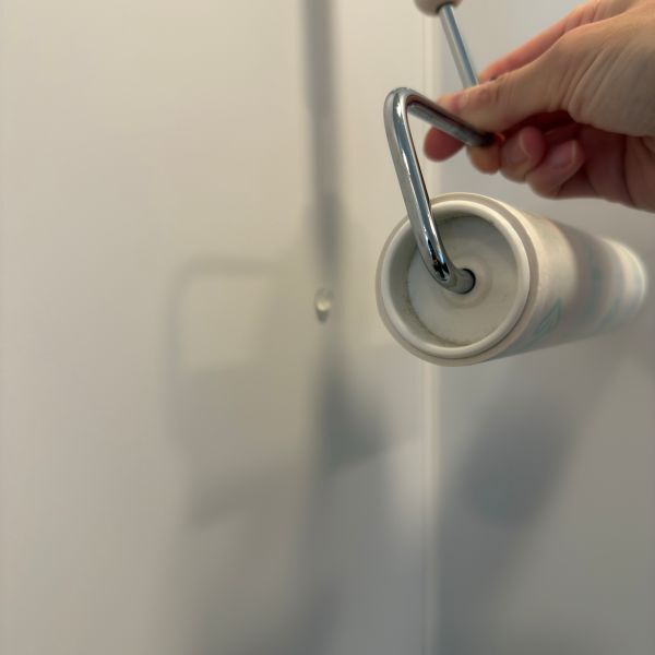 クッションゴムを貼るだけで？　暮らしの６つの悩みに「助かった」「地味に最強」