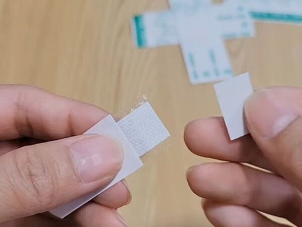 小さな指に焦らず貼れる！　絆創膏の『ひと工夫』に「これは便利」「早速試す」