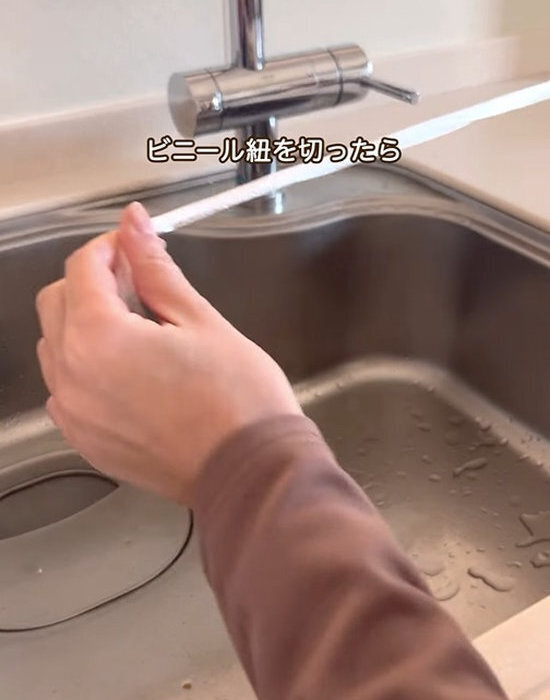 １００円のすき間ヘラが大活躍　掃除後の汚れに「ゾッとした」「盲点だった」