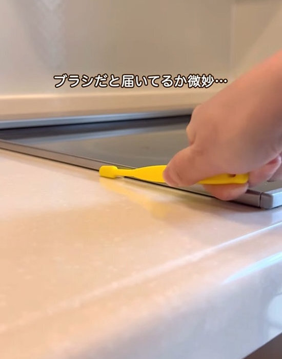 １００円のすき間ヘラが大活躍　掃除後の汚れに「ゾッとした」「盲点だった」
