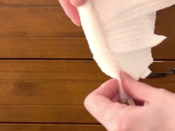 １００円のすき間ヘラが大活躍　掃除後の汚れに「ゾッとした」「盲点だった」