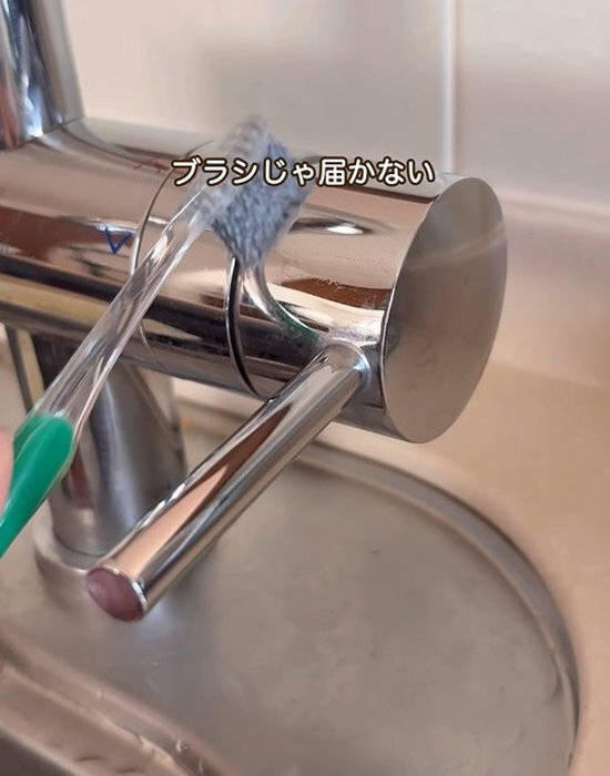 １００円のすき間ヘラが大活躍　掃除後の汚れに「ゾッとした」「盲点だった」