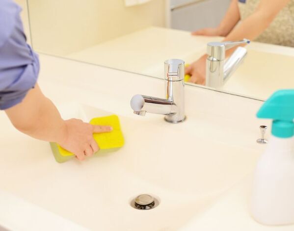 洗面台の水跳ね、放置はNG　壁の汚れ対策に「目からウロコ」「すぐやる」