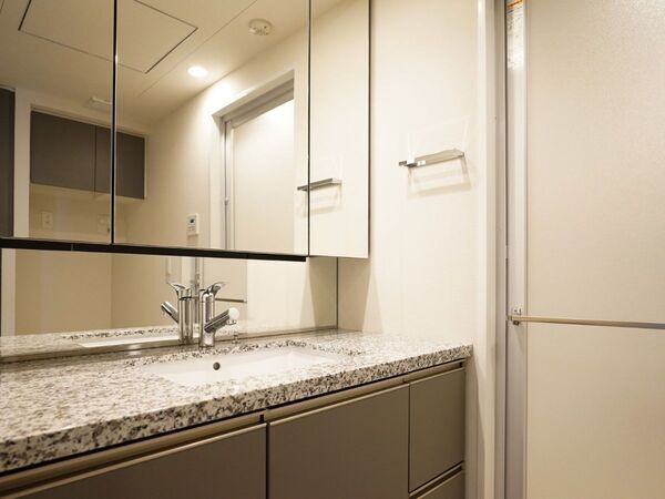 洗面台の水跳ね、放置はNG　壁の汚れ対策に「目からウロコ」「すぐやる」