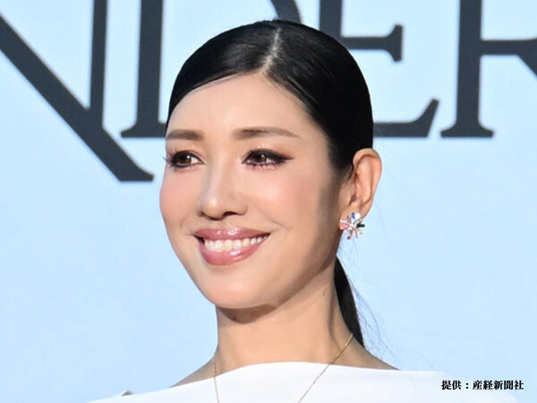 足の長さを活かした着こなしに「異次元的」の声　話題になった芸能人たちがこちら