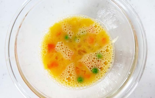 卵液をアルミカップに入れて…　でき上がったものに「その発想はなかった」