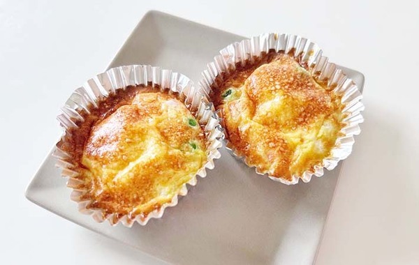 卵液をアルミカップに入れて…　でき上がったものに「その発想はなかった」